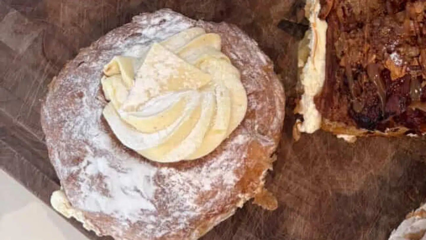 Der er mange tilsætningsstoffer i Lagkagehusets fastelavnsboller. På billedet ser man den omtalte fastelavnsbolle med vanilje fra Lagkagehuset.