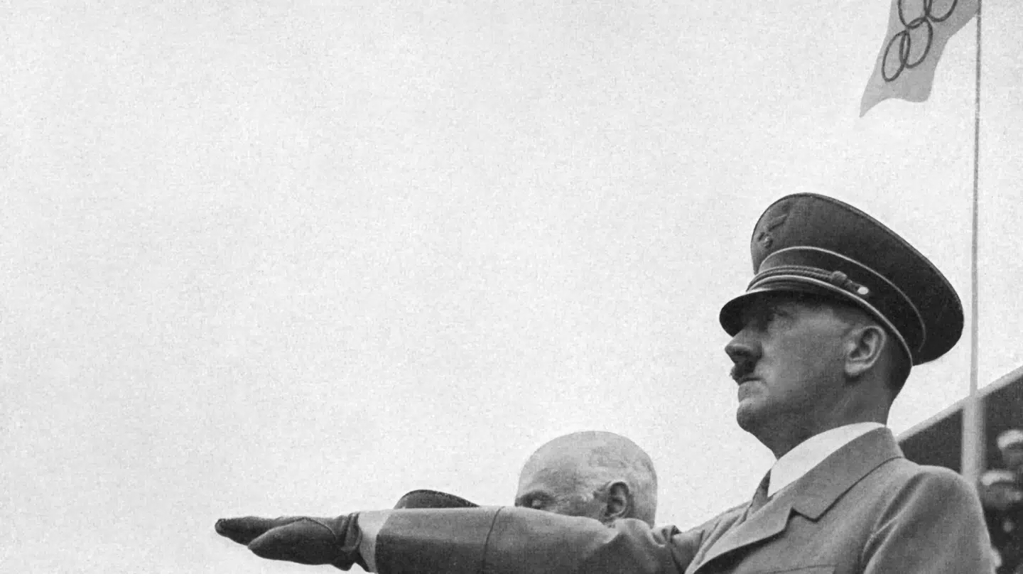 Adolf Hitlers propaganda-OL er blevet foreviget på t-shirten.