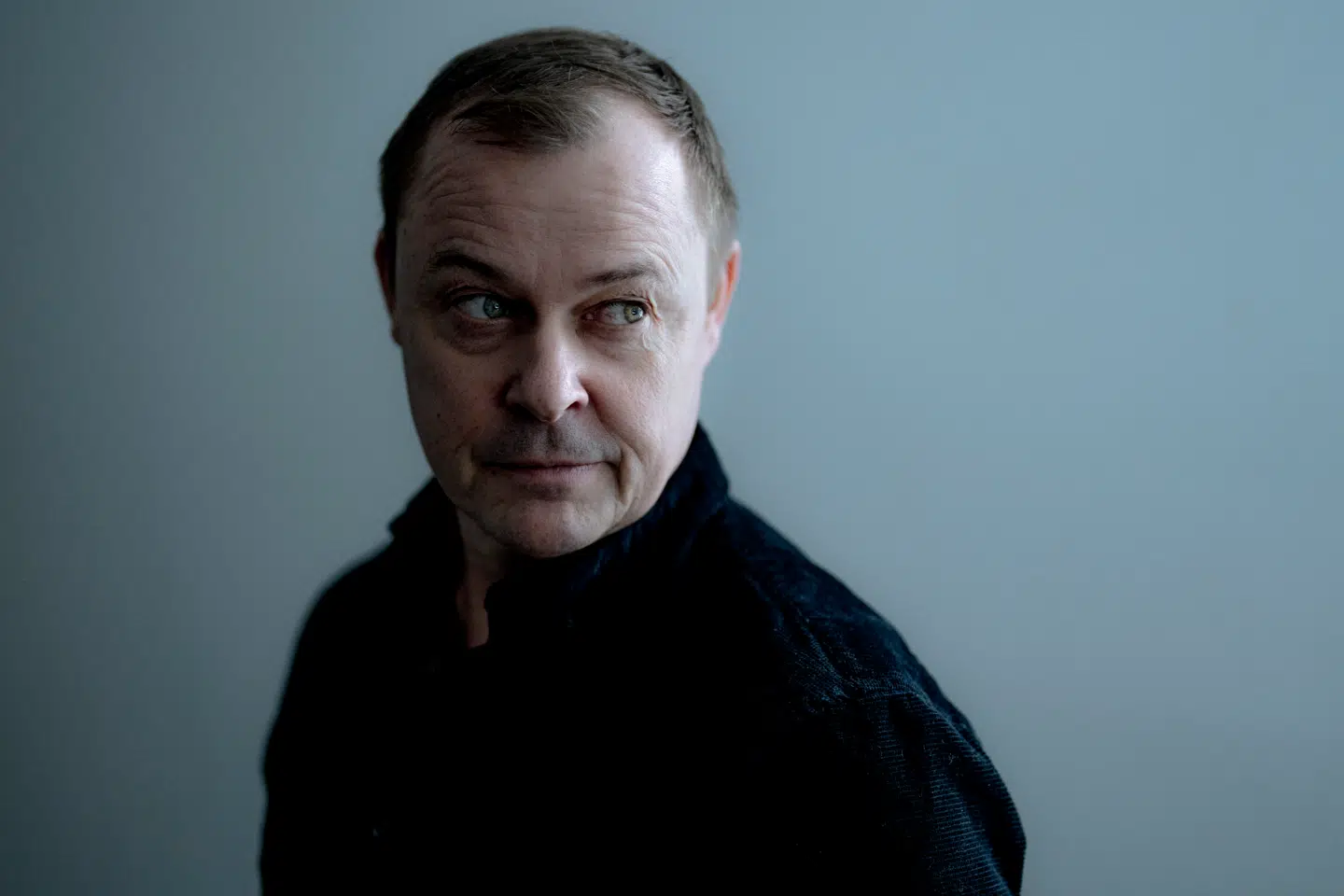 I sin nye bog »Undergravet: En efterretningsvurdering af truslen fra Trumps USA«, skrevet sammen med journalist Steffen McGhie, fortælles det hvordan USA »undergraver« kongerigets sikkerhed.