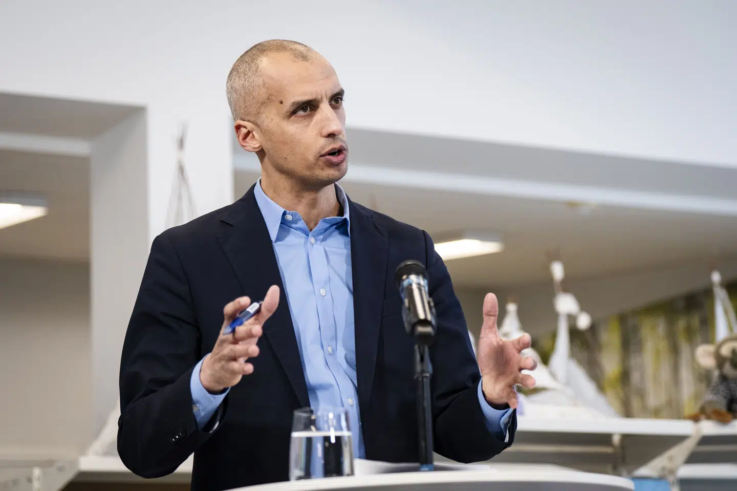 Mattias Tesfaye (S) har siden 15. december 2022 været børne- og undervisningsminister. Nu spiller han ud med at fjerne tal og bogstaver fra børnehaven. (Arkivfoto).