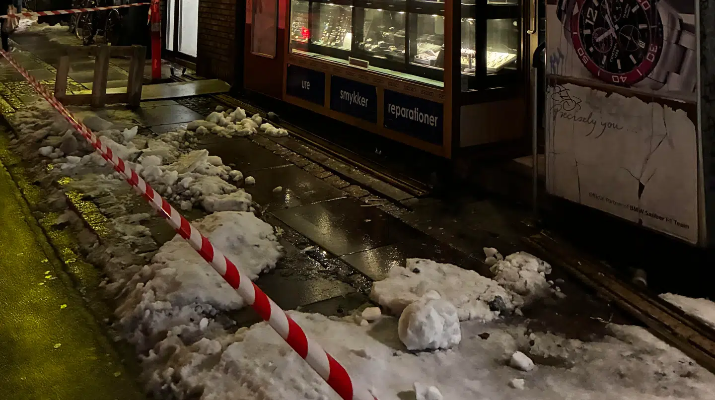 Afspærring foran butikken.