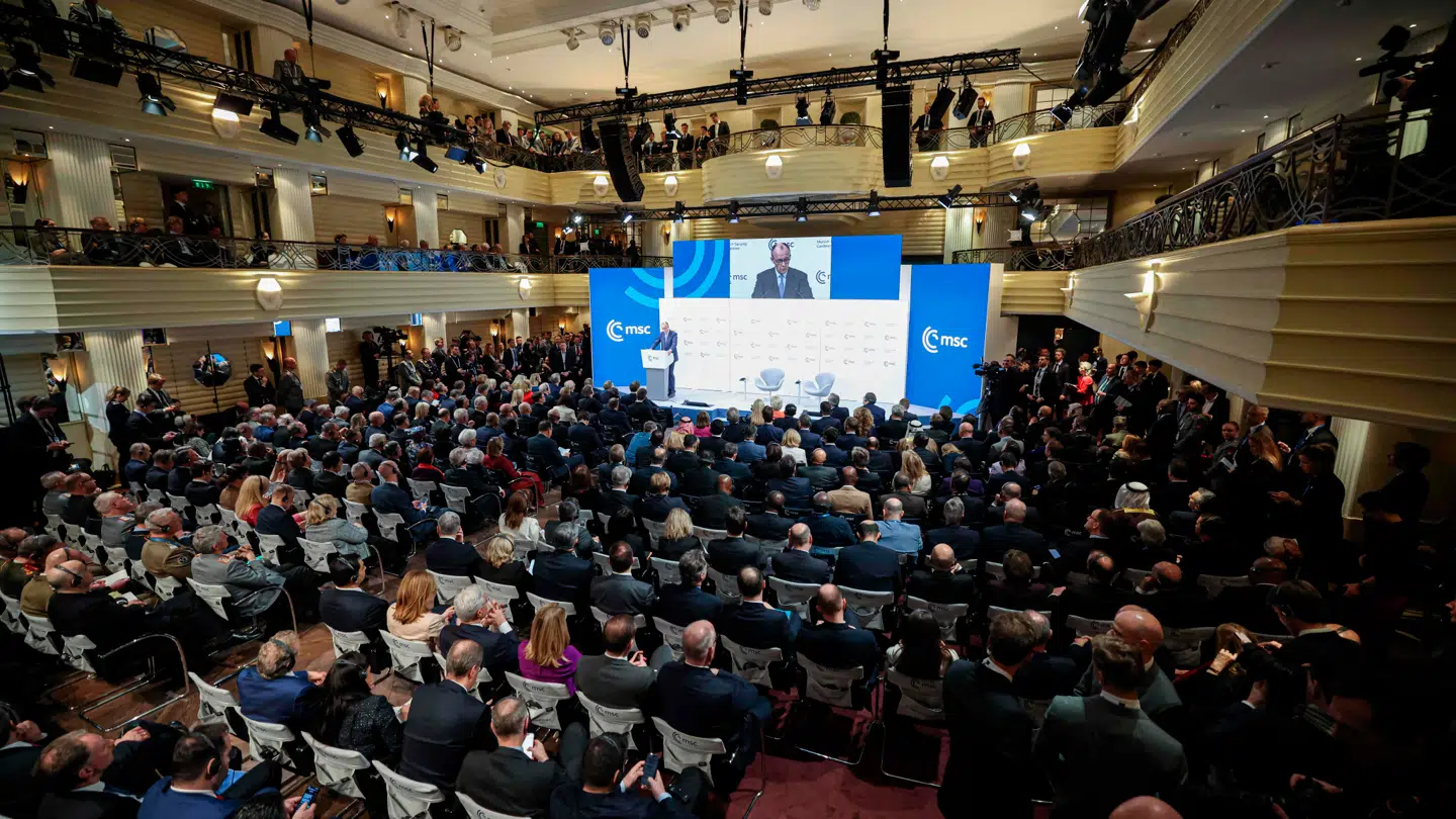 Merz holdt tale for et publikum bestående af flere end 60 stats- og regeringschefer, over 70 udenrigsministre og 30 forsvarsministre.