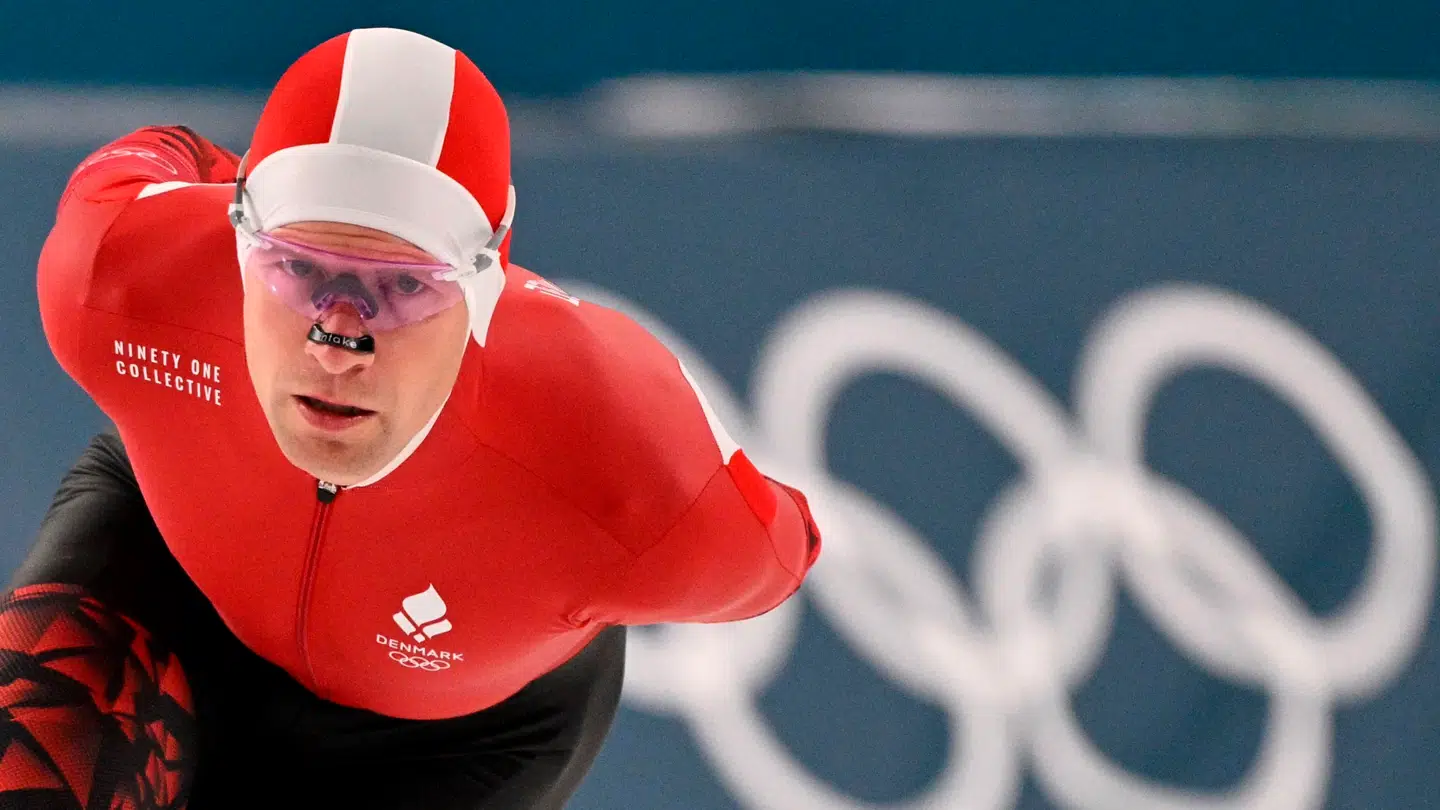 Den danske speedskater Viktor Hald Thorup opgiver at gennemføre mændenes 10.000 meter.