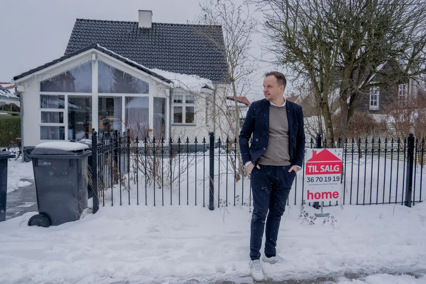 Det er typisk børnefamilier, der køber en villa som den, ejendomsmægleren Thomas Kristensen her har til salg.