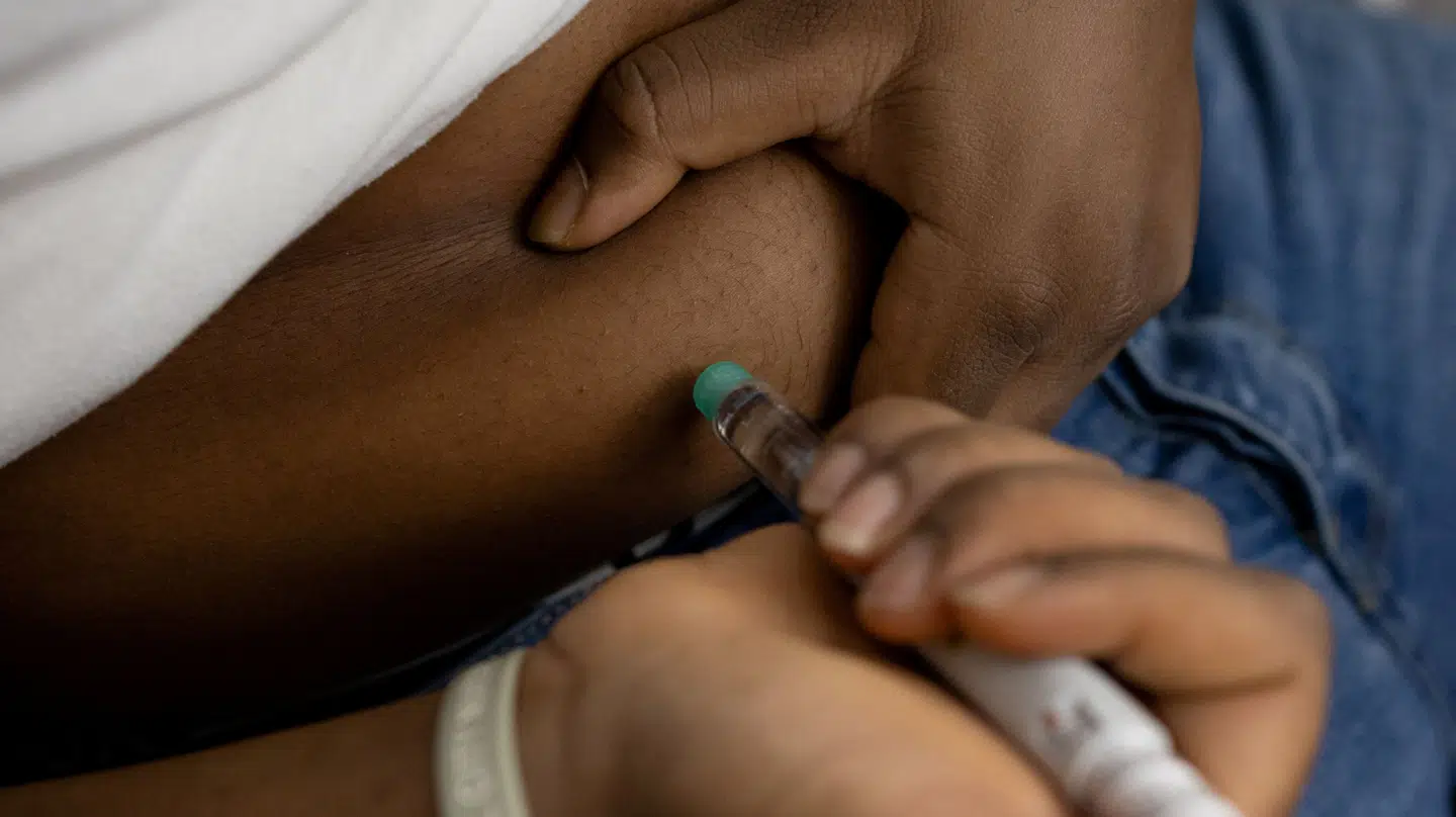 Insulin-insprøjtninger kan være fortid, hvis amerikanske læger får held med et nyt forsøg, hvor de transplanterer insulinproducerende celler til patienter med Type 1-diabetes.