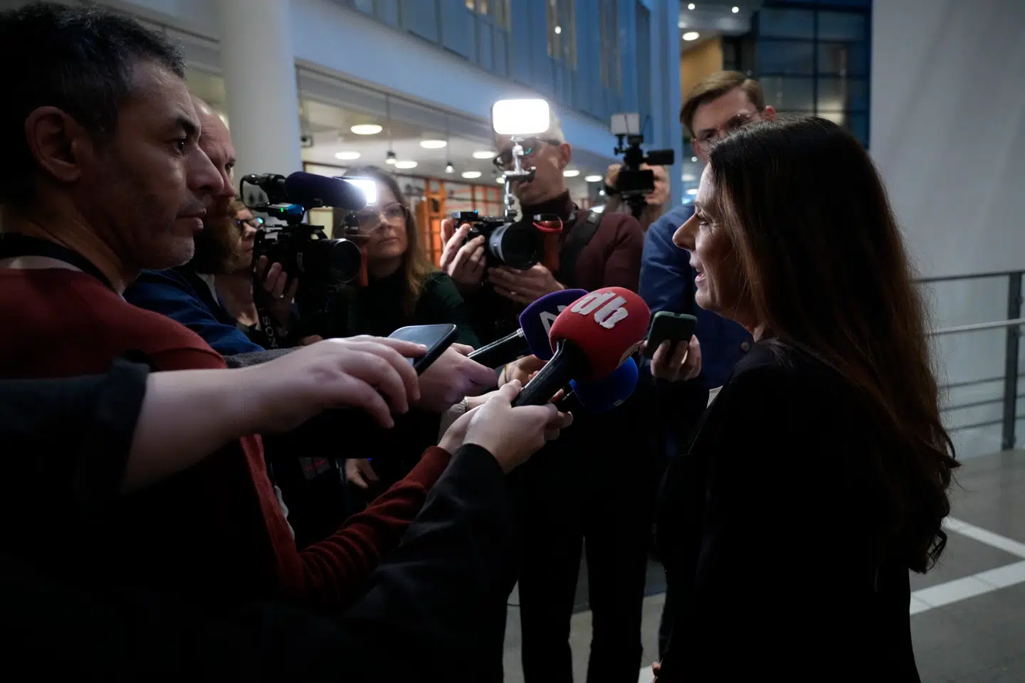 'Oslo-kvinden' er i retten repræsenteret af sin bistandsadvokat Hege Salomon, som inden fredagens retsmøde tog imod spørgsmål fra den talstærke presse.