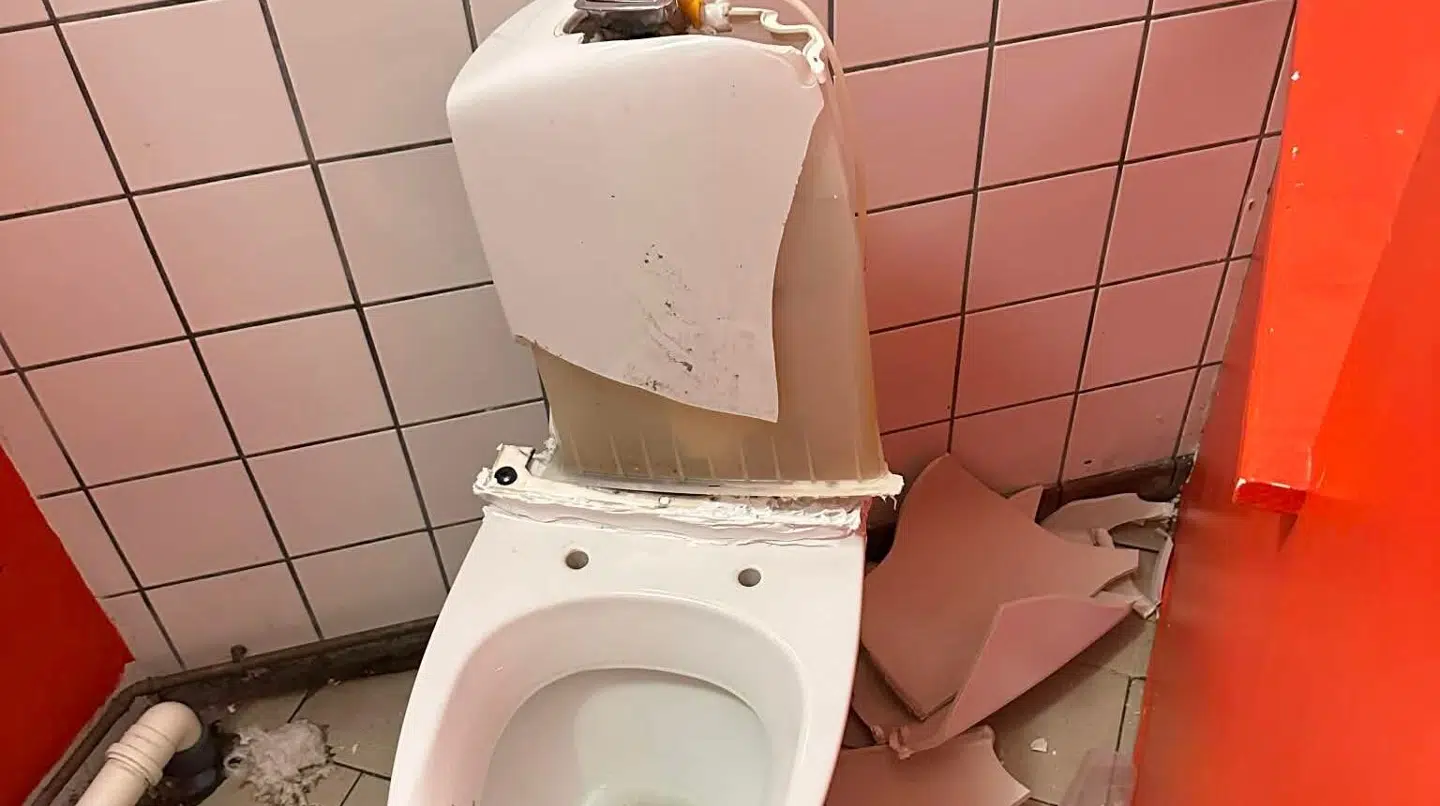 Sådan så en af klubbens toiletter ud efter lørdagens hændelse.