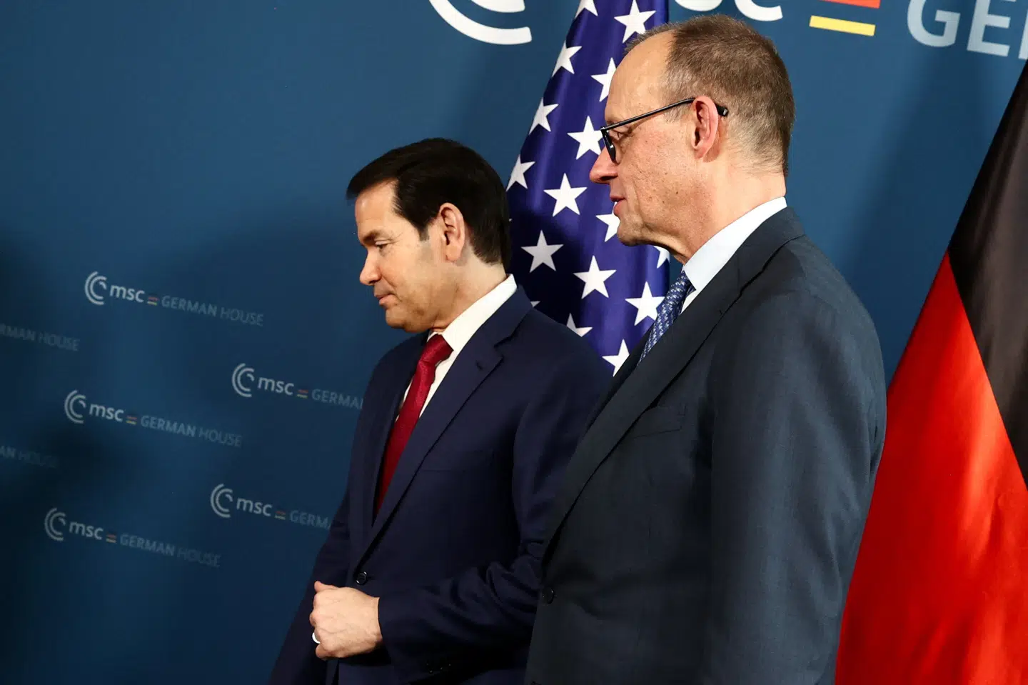 USA's udenrigsminister, Marco Rubio (t.v.), mødtes fredag med blandt andre Tysklands forbundskansler, Friedrich Merz, under den årlige sikkerhedskonference i München. Men han meldte afbud med kort varsel til et møde med europæiske ledere, hvor de skulle drøfte krigen i Ukraine, skriver Financial Times. Dog mødes Rubio med Ukraines præsident Zelenskyj lørdag, siger en kilde.