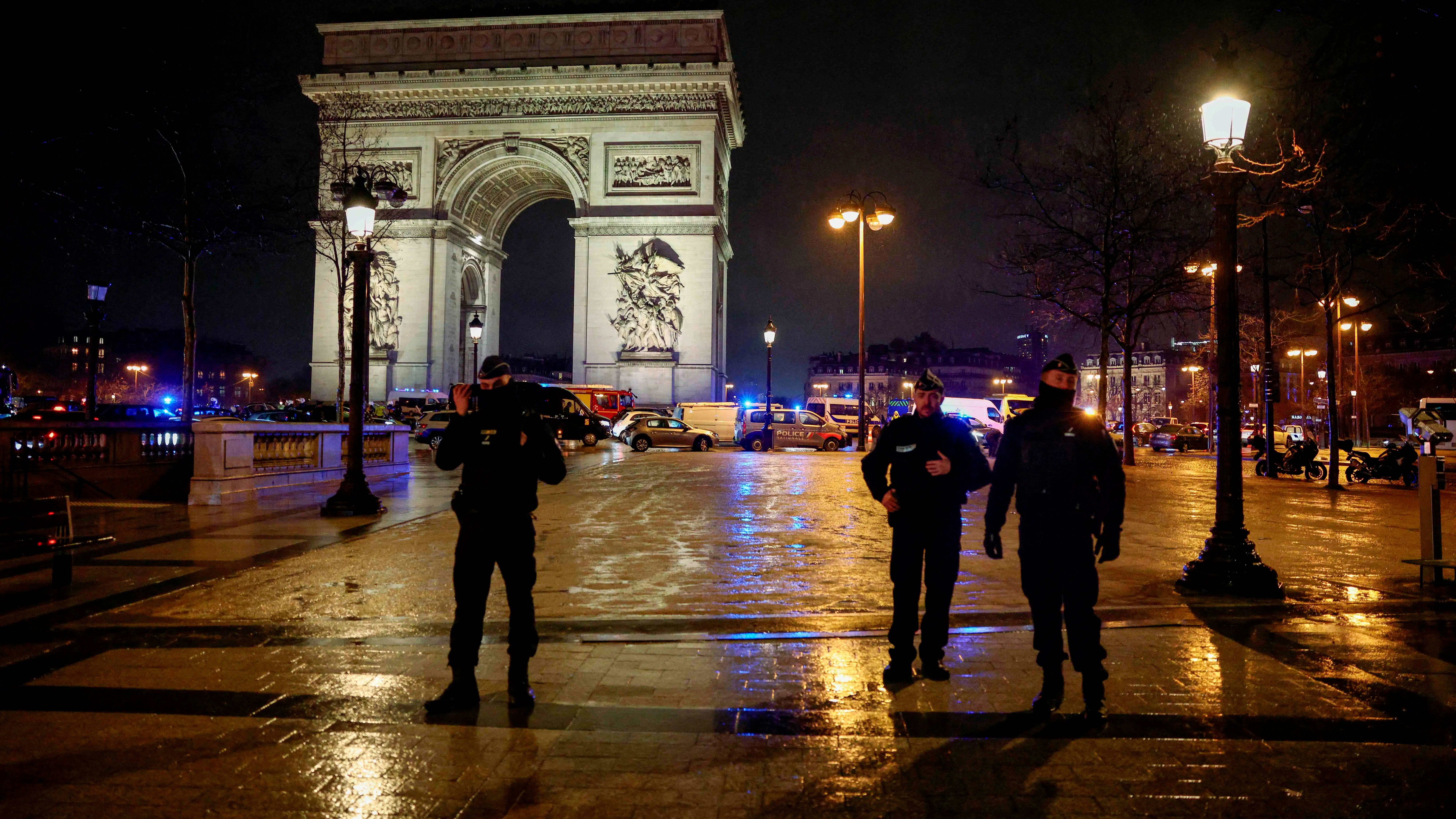 Politi i Paris skyder mod mand med kniv