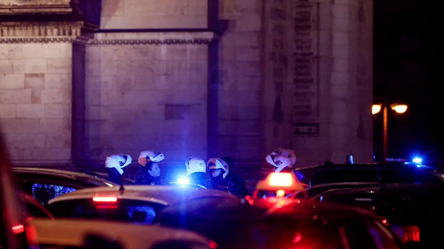 Politiet er nu til stede ved Triumfbuen.