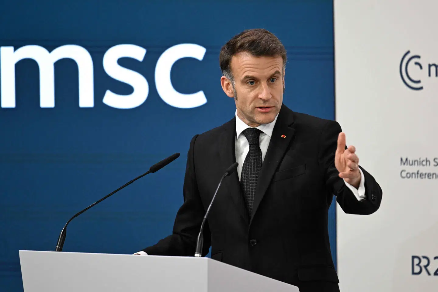 Frankrigs præsident, Emmanuel Macron, vil gøre Europa til en geopolitisk magt med et stærkt forsvar og uafhængige industrier på kritiske områder som AI og forsvar. Det vil også gøre Europa til en god partner for USA, siger Macron på sikkerhedskonferencen i München.