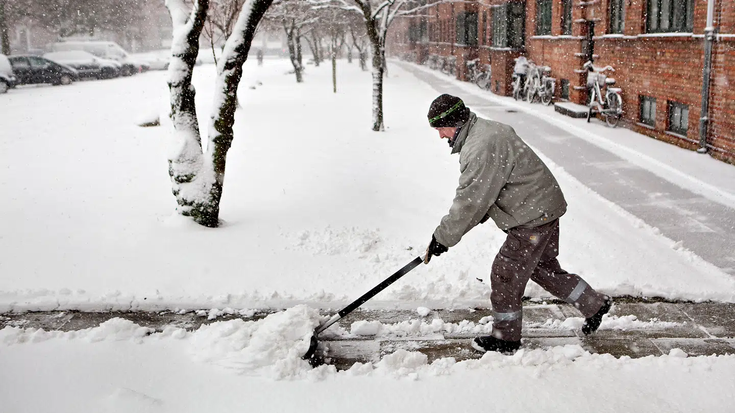 (Arkiv) Danskerne har brug for redskaber til at fjerne sneen.