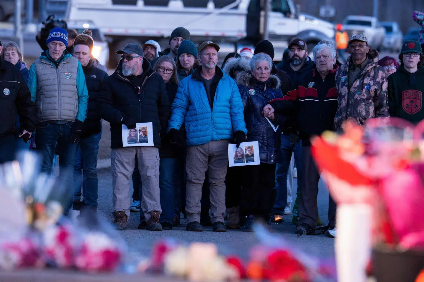 Folk fra lokalsamfundet i Tumbler Ridge i British Columbia ses fredag deltage i en ceremoni for at ære ofrene for et af Canadas dødeligste masseskyderier.