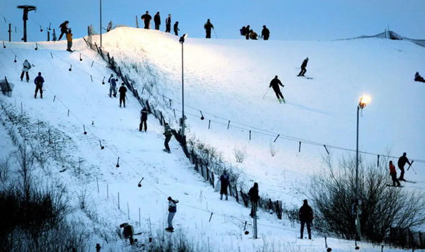 Hedeland Skicenter er Danmarks største alpine skianlæg. Syd for Hedehusene ligger den kunstigt anlagte skibakke med tre lifte, snowpark, mulighed for kælkning, skiudlejning og spise, drevet af frivillige. Foto: Hedeland Naturpark / PR