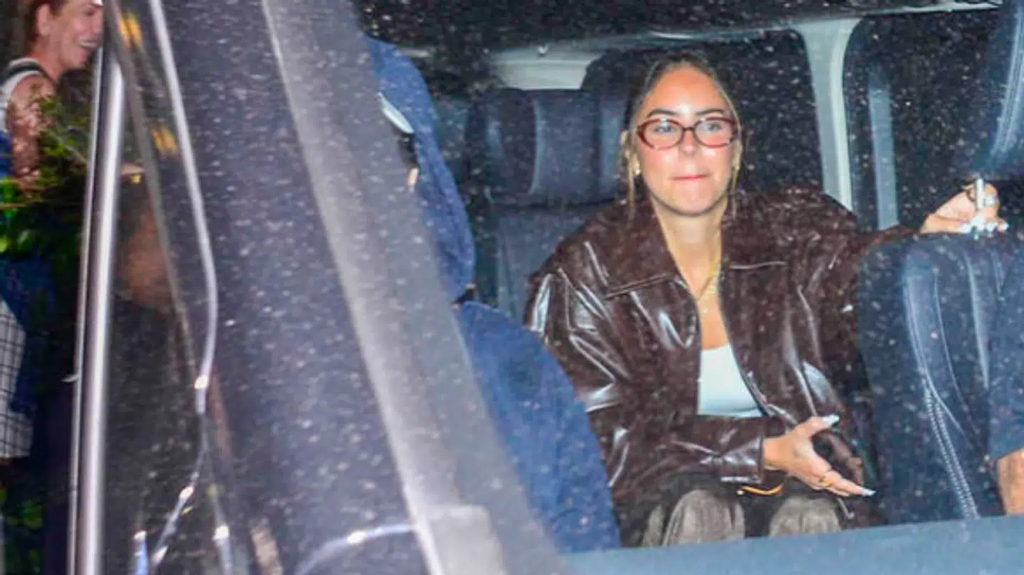 Fotografer fik fanget billeder af Gabriela Berlingeri (i midten) og Bad Bunny (til venstre), da de forlod den argentinske restaurant, de spiste en romantisk middag sammen på i Buenos Aires. Foto: Grby/Backgrid/Ritzau Scanpix