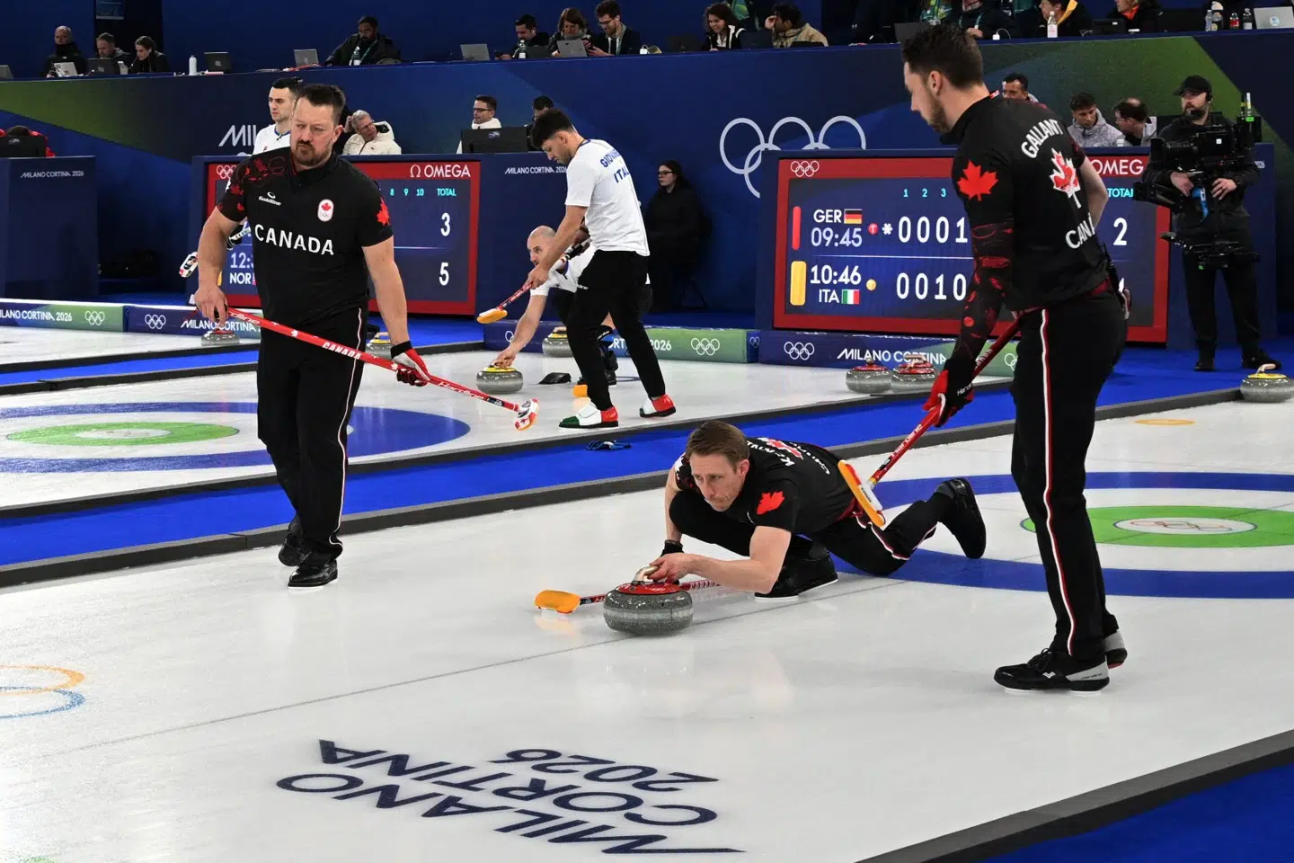 Marc Kennedy (i midten) var under kampen mod Sverige ingenlunde tilfreds med, at Canada blev beskyldt for at snyde.