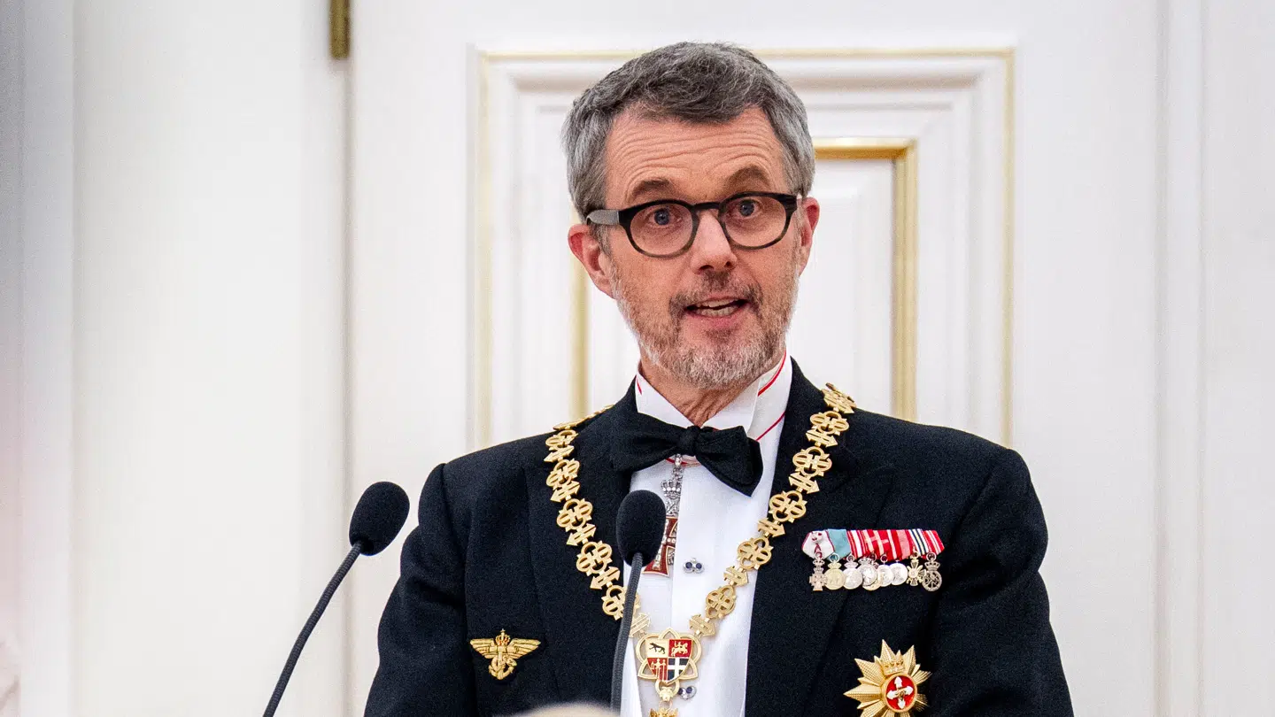 Arkiv. Kong Frederik holder tale under statsbesøget i Litauen i slutningen af januar. Efterfølgende gik kongen og familien på vinterferie, men nu er han landet hjemme i Danmark før tid.