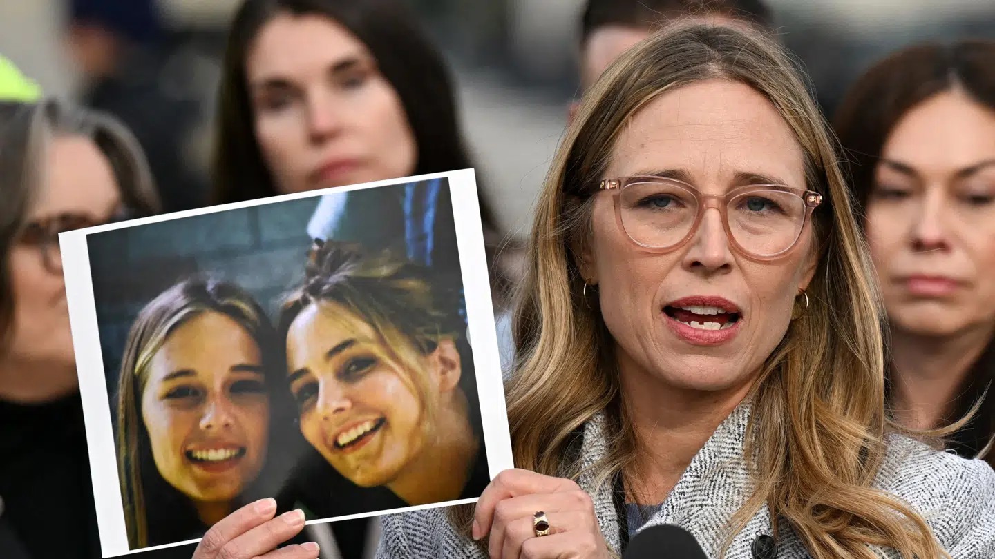 Annie Farmer var kun 16 år, da hun blev forulempet af Jeffrey Epstein. Her holder hun et billede af sig selv og sin storesøster Maria, der også var et af Epsteins ofre.