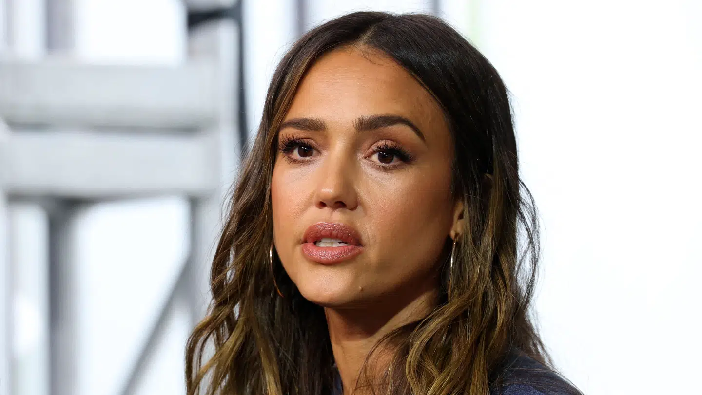 Jessica Alba er skuespiller og er siden blevet iværksætter. Nu er hun også officielt blevet skilt fra faren til sine børn.