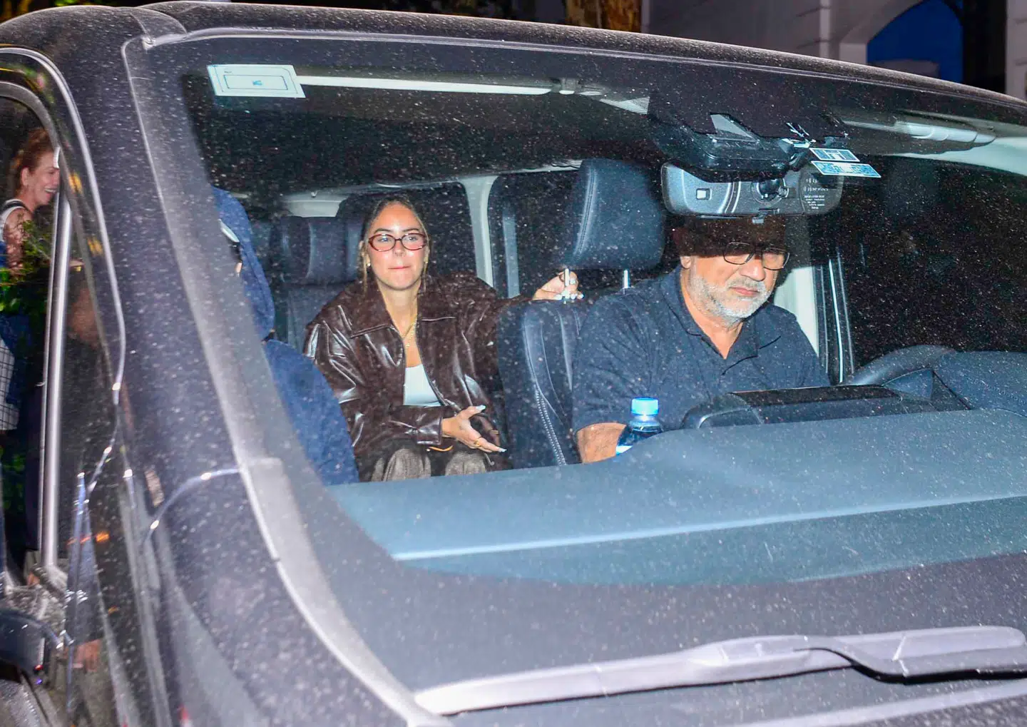 Fotografer fik fanget flere billeder af Gabriela Berlingeri (i midten) og Bad Bunny (maskeret, til venstre), da de forlod den argentinske restaurant, de spiste en romantisk middag sammen på i Buenos Aires. Foto: Grby/Backgrid/Ritzau Scanpix