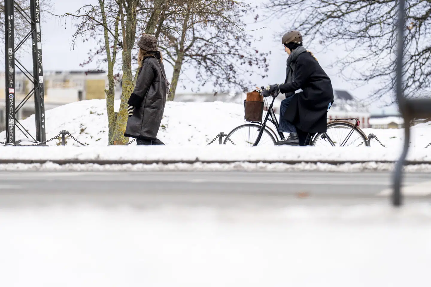 Snerydning i Danmark vækker nu debat. Ofte ryddes vejene før cykelstier og foretorv, og det mener Cyklistforperson er sexistisk. Debatten er startet, efter at store dele af landet længe har været dækket af sne. (Arkivfoto).