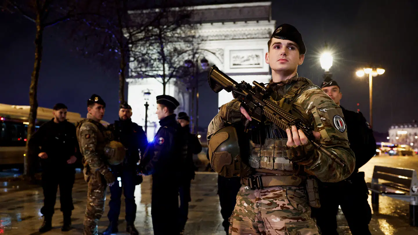 Politi og militærfolk var massivt til stede ved Triumfbuen fredag aften.