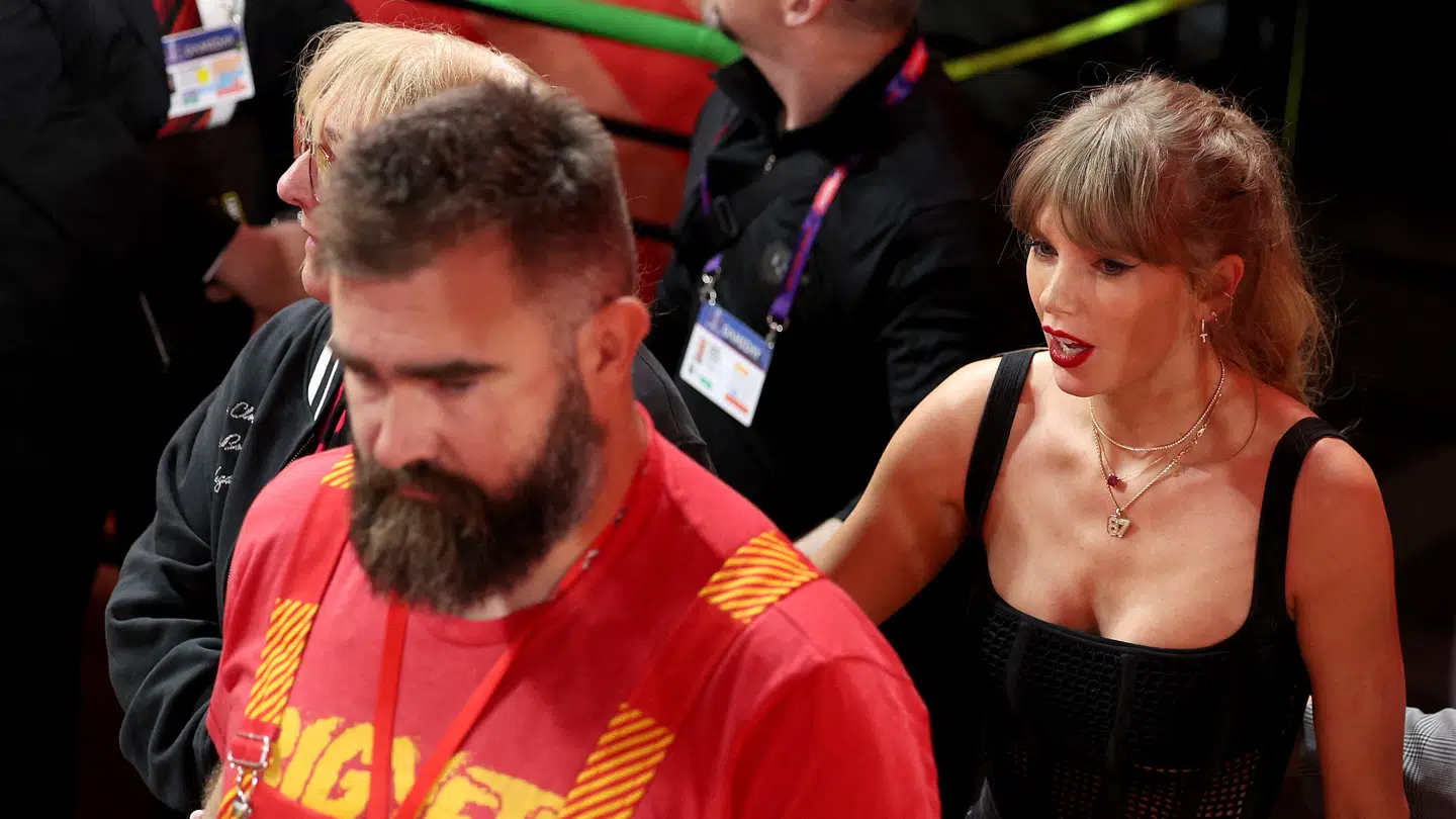 Jason Kelce, der er gift med Kylie Kelce, sammen med sin svigerinde Taylor Swift.
