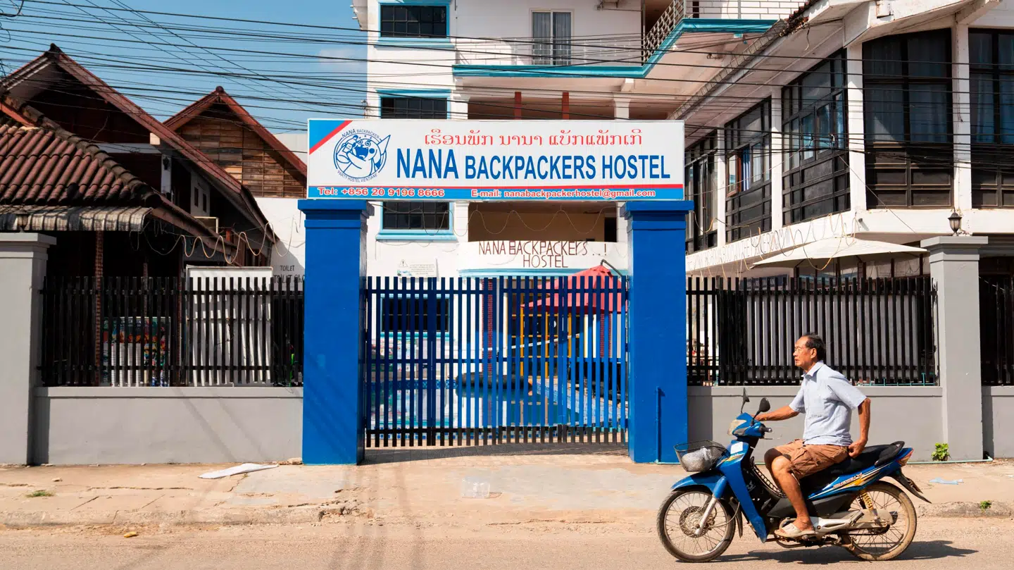 Ti personer fra Nana Backpacker Hostel i Laos er blevet dømt i sagen.