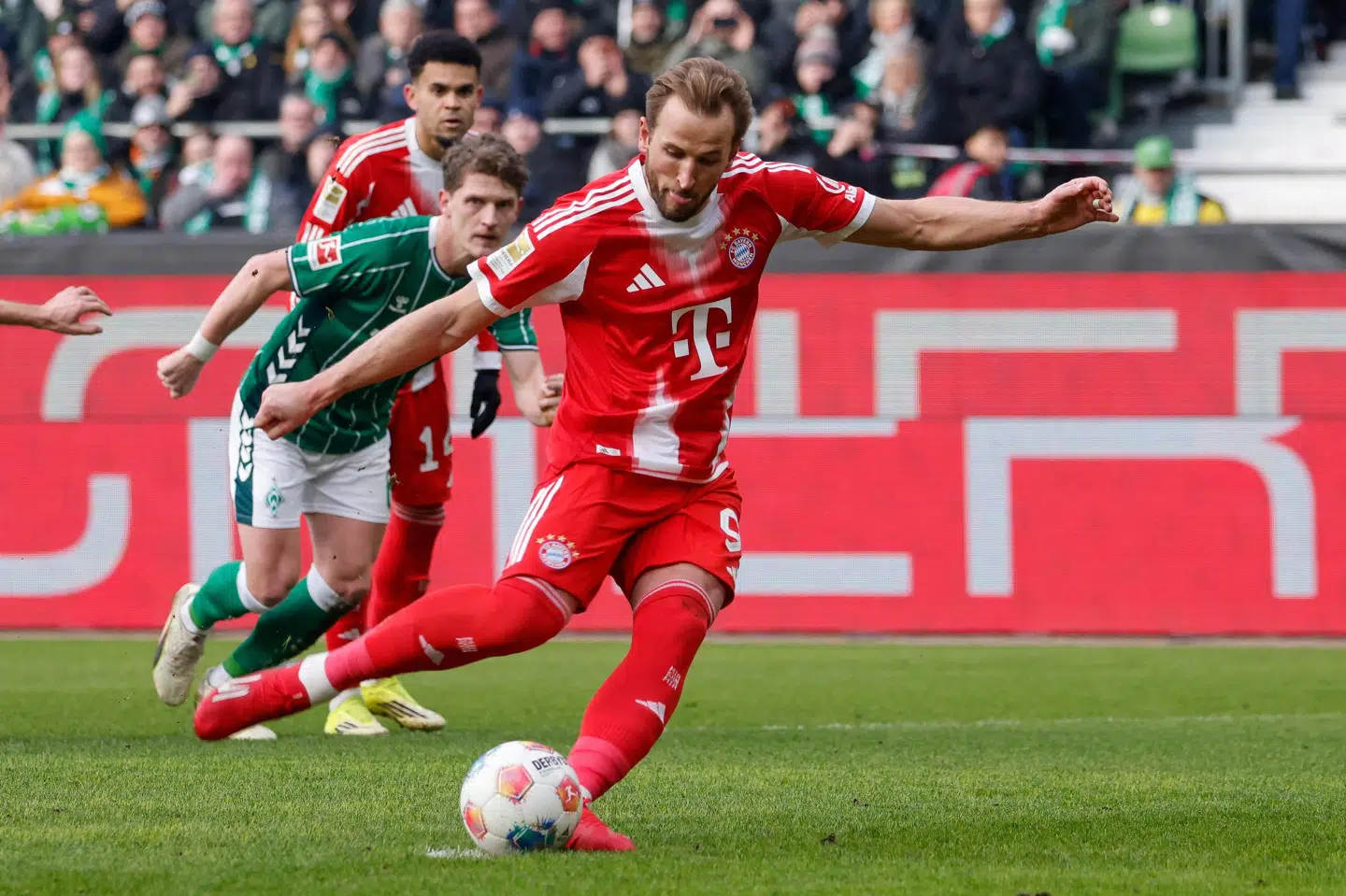 Harry Kane scorede to mål, da Bayern München vandt 3-0 over Werder Bremen og danske Jens Stage (i baggrunden).