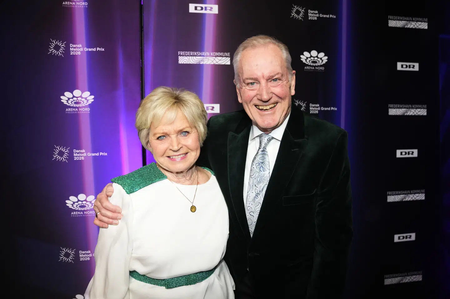 Inden Dansk Melodi Grand Prix 2026 gik i gang lørdag aften, gik de deltagende artister og en række kendte gæster gennem den røde løber. Keld og Hilda Heick blev hujet og klappet højlydt ind af publikum i foyeren.