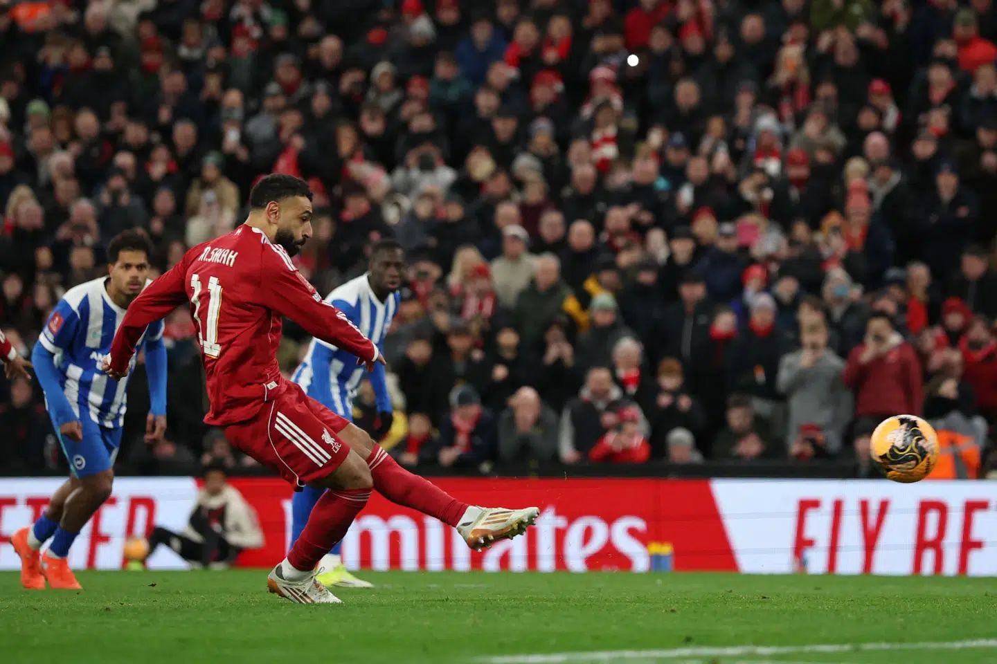 Mohamed Salah udnytter et straffespark til at bringe Liverpool på 3-0 mod Brighton.