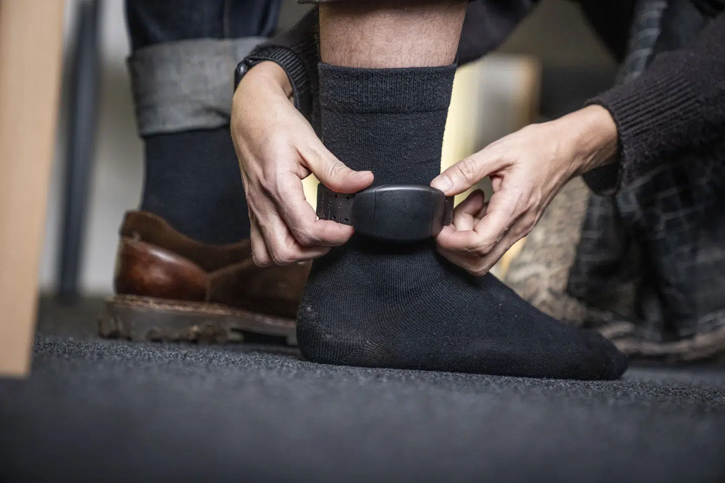 En fodlænke er udstyret med en elektronisk sender, som udløser en alarm, hvis man for eksempel forsøger at tage lænken af. Fra søndag kan endnu flere søge om at få fodlænke, for nu kan man få en lænke om anklen med domme op mod et år mod en grænse på seks måneder tidligere. (Arkivfoto).