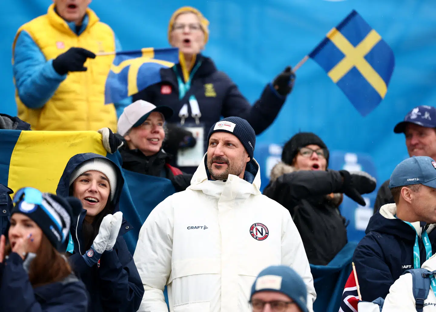 Den norske kronprins Haakon kunne under OL i Italien lørdag ses omgivet af svenske flag, da han overværede sine norske landskvinder tager OL-guldet i 7,5 kilometers skistafet.