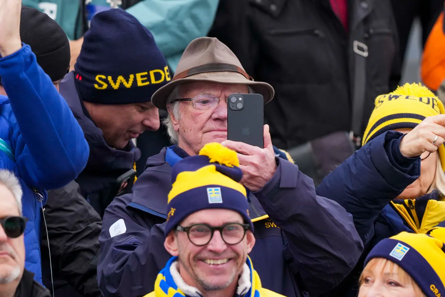 Også den svenske kong Carl Gustaf har overværet kvinders skistafet under årets vinter-OL, som det danske kongehus udebliver fra.