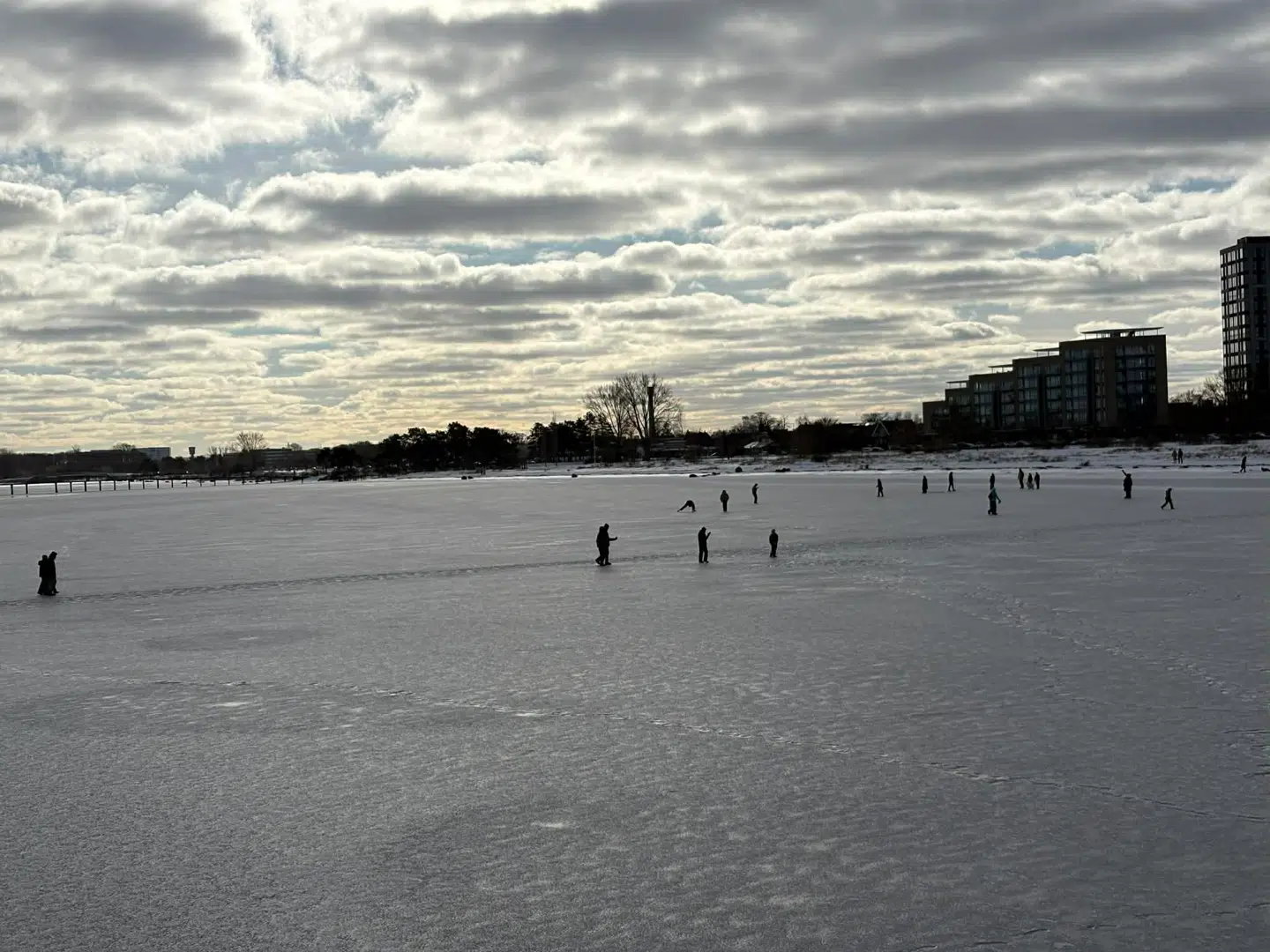 På Amager Strand har et væld af mennesker søndag taget risikoen og begivet sig ud på det frosne havvand. Men det må man aldrig gøre, advarer Hovedstadens Beredskab nu om. Foto: Jeppe Elkjær