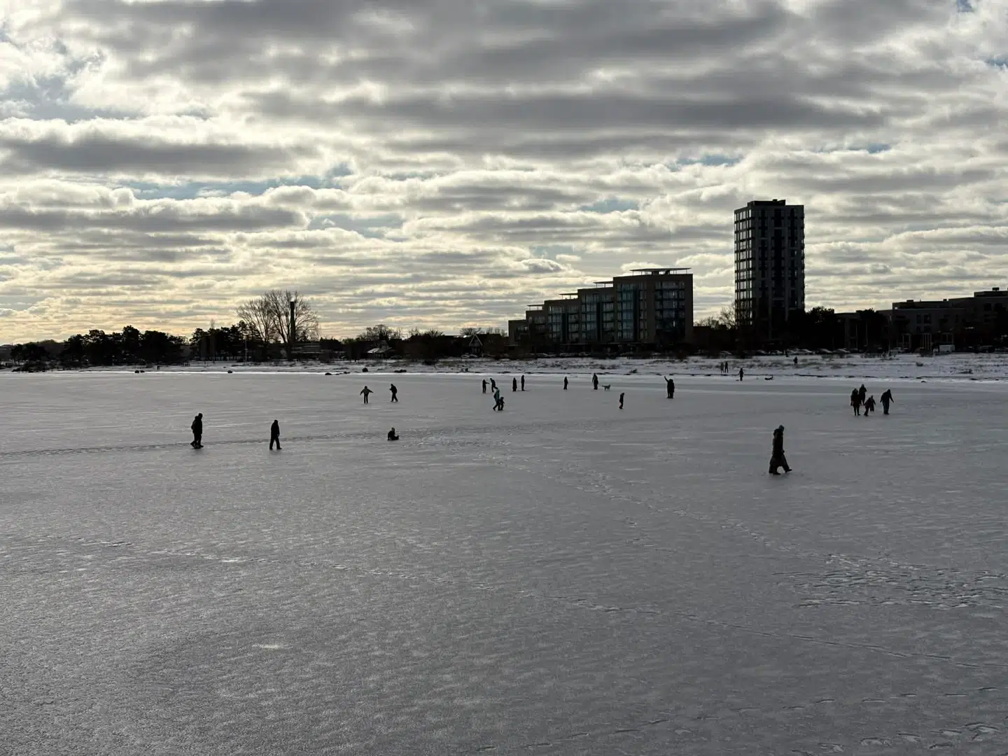 På Amager Strand har et væld af mennesker søndag taget risikoen og begivet sig ud på det frosne havvand. Men det må man aldrig gøre, advarer Hovedstadens Beredskab nu om. Foto: Jeppe Elkjær