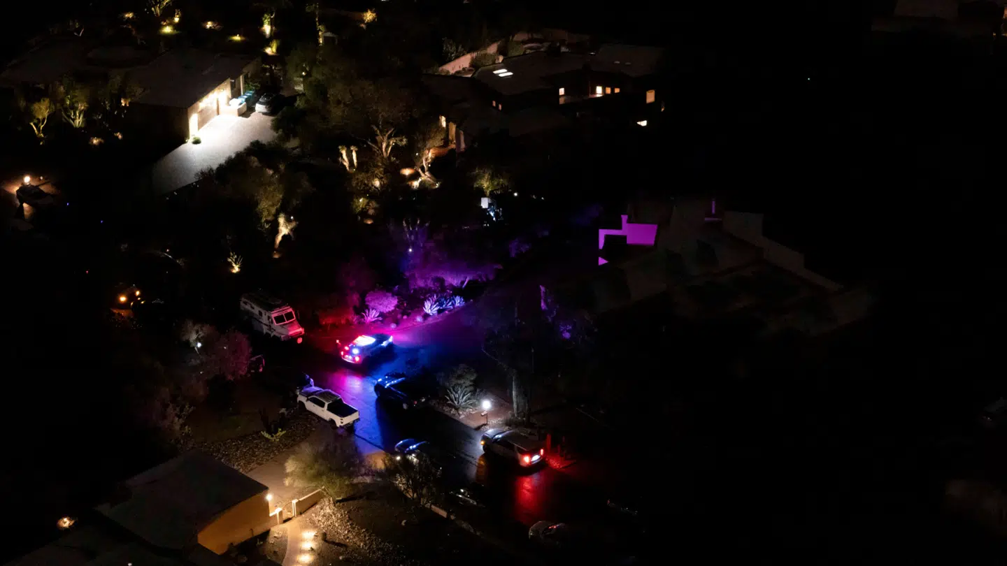 Fredag var der fuld gang i politiefterforskningen i området omkring Nancy Guthries hjem.