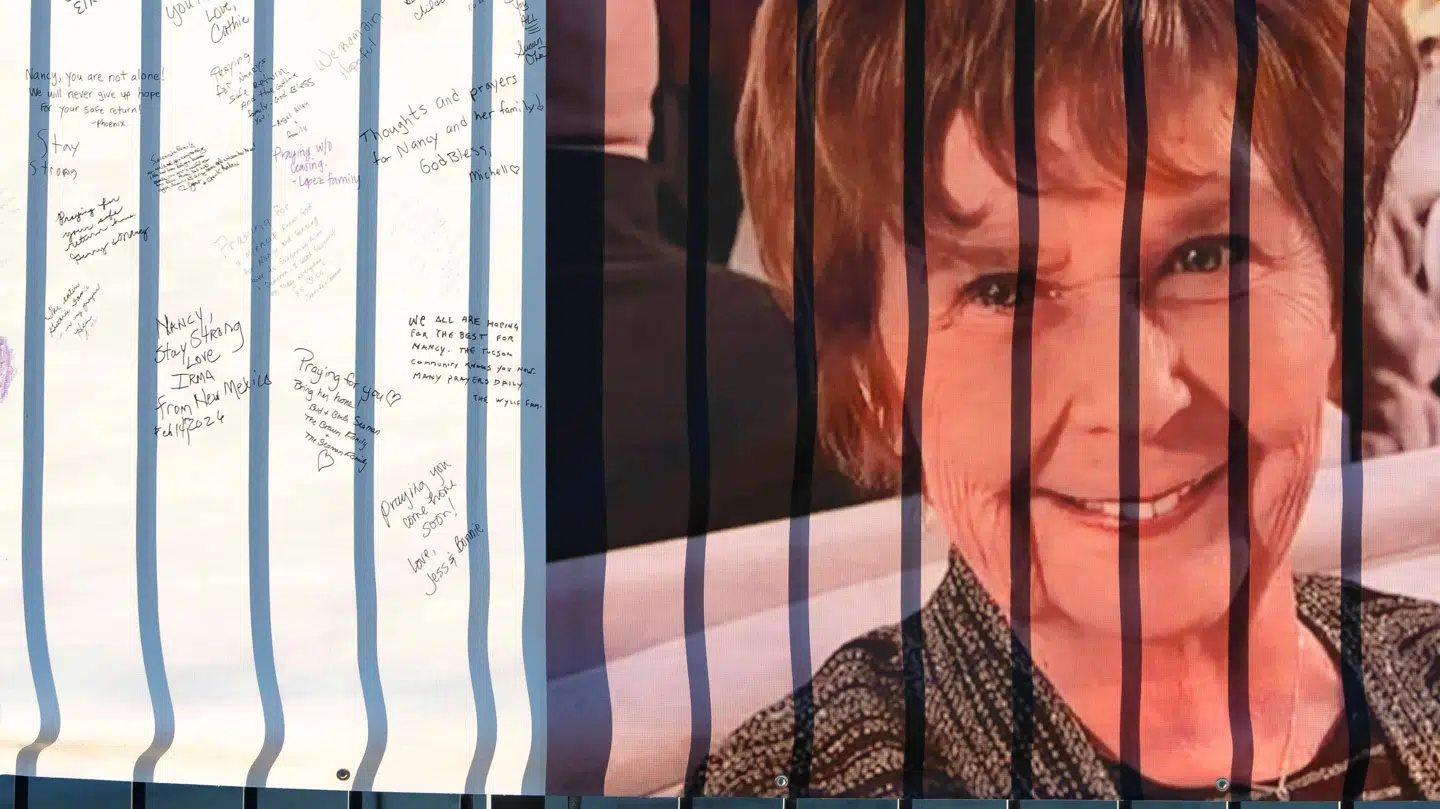 Et banner med teksten »bring her home« viser et foto af Nancy Guthrie. Den 84-årige mor til den amerikanske journalist og tv-vært, Savannah Guthrie, forsvandt fra sit hjem for næsten to uger siden.