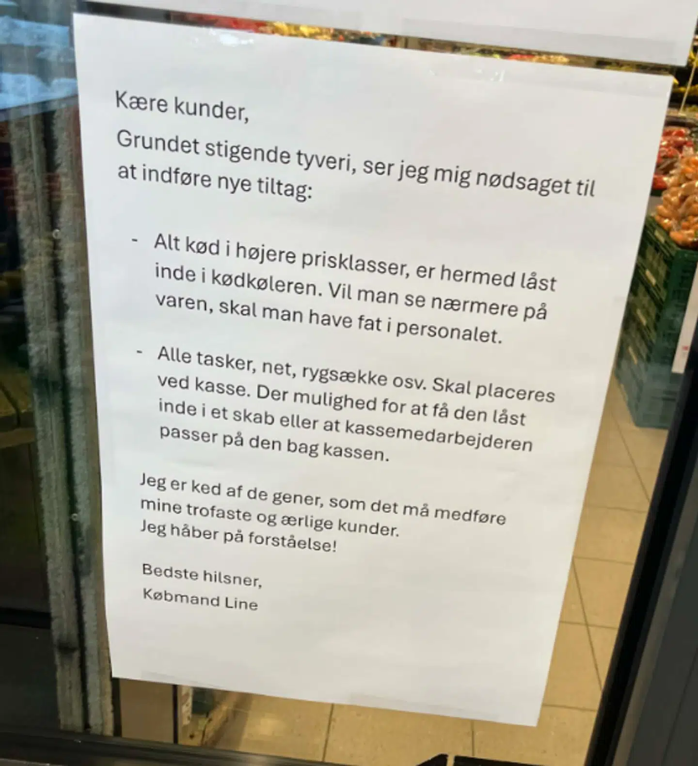 Sedlen hænger ved indgangen til Rema 1000 ved Frederikshavn Station.