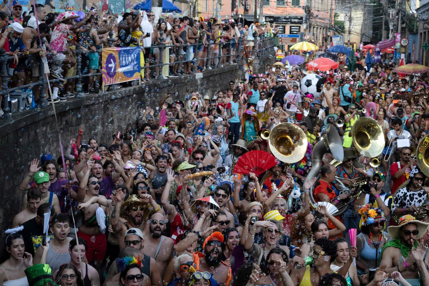 Karnevallet i Rio de Janeiro er i gang på livet løs, og der bliver festet i byens gader. Karnevallet varer i år frem til den 21. februar.