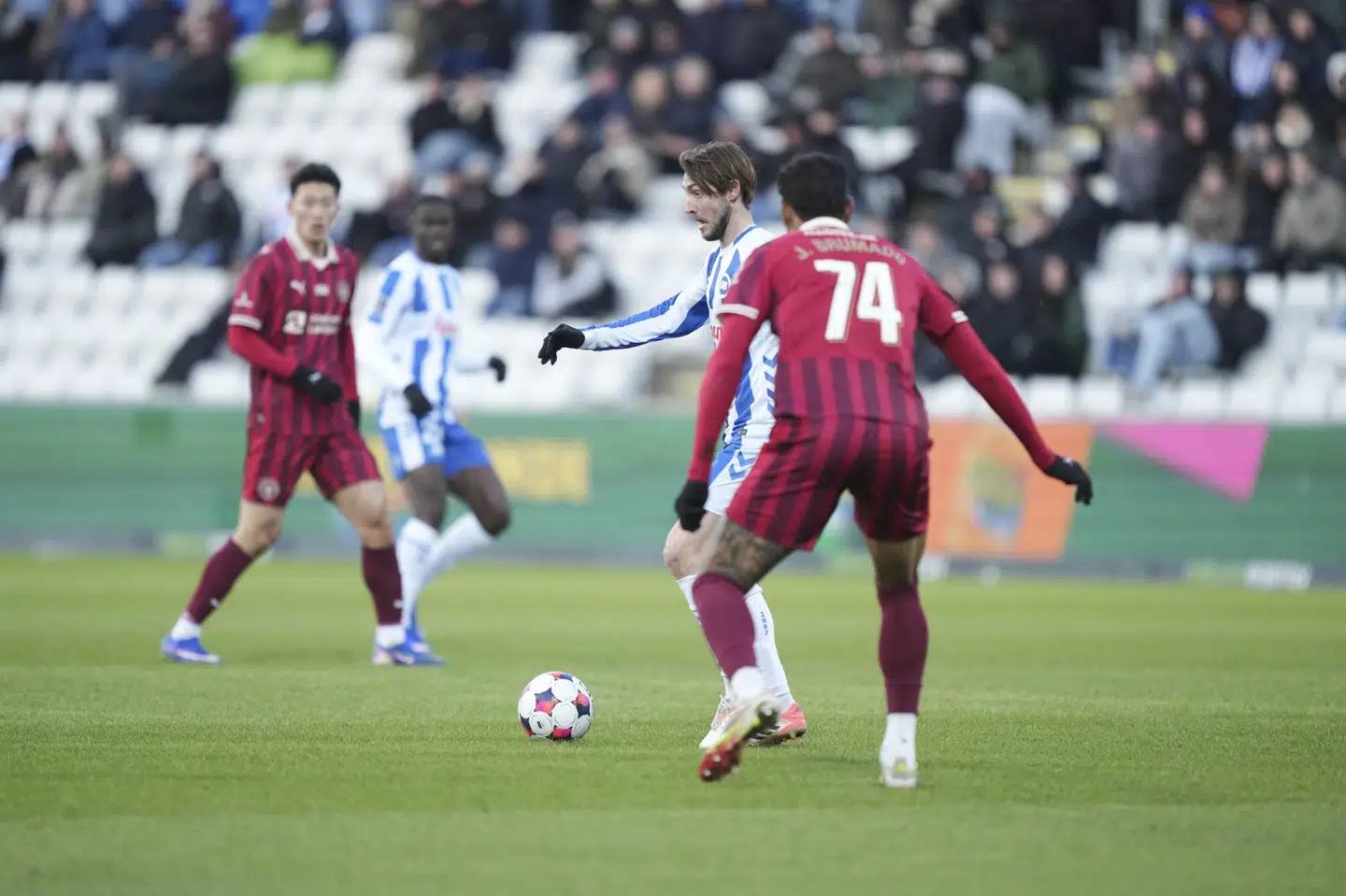 Rasmus Falk, her med bolden ved fødderne, var alt andet end tilfreds med sin egen og holdets indsats mod FCM.
