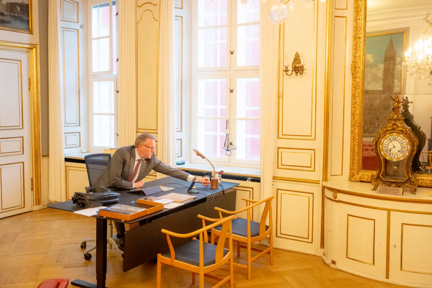 Erhvervsminister Morten Bødskov (S) vil pålægge bankerne at gøre det lettere for kunderne at se, hvad de betaler for, så de kan overveje, om de vil skifte bank.