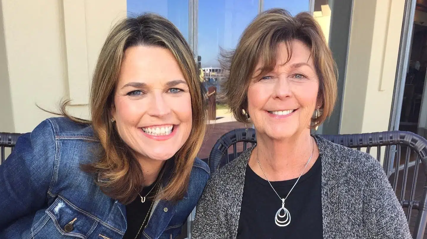 Her ses Savannah Guthrie (tv) sammen med sin 84-årige mor, Nancy Guthrie, på et udateret billede.
