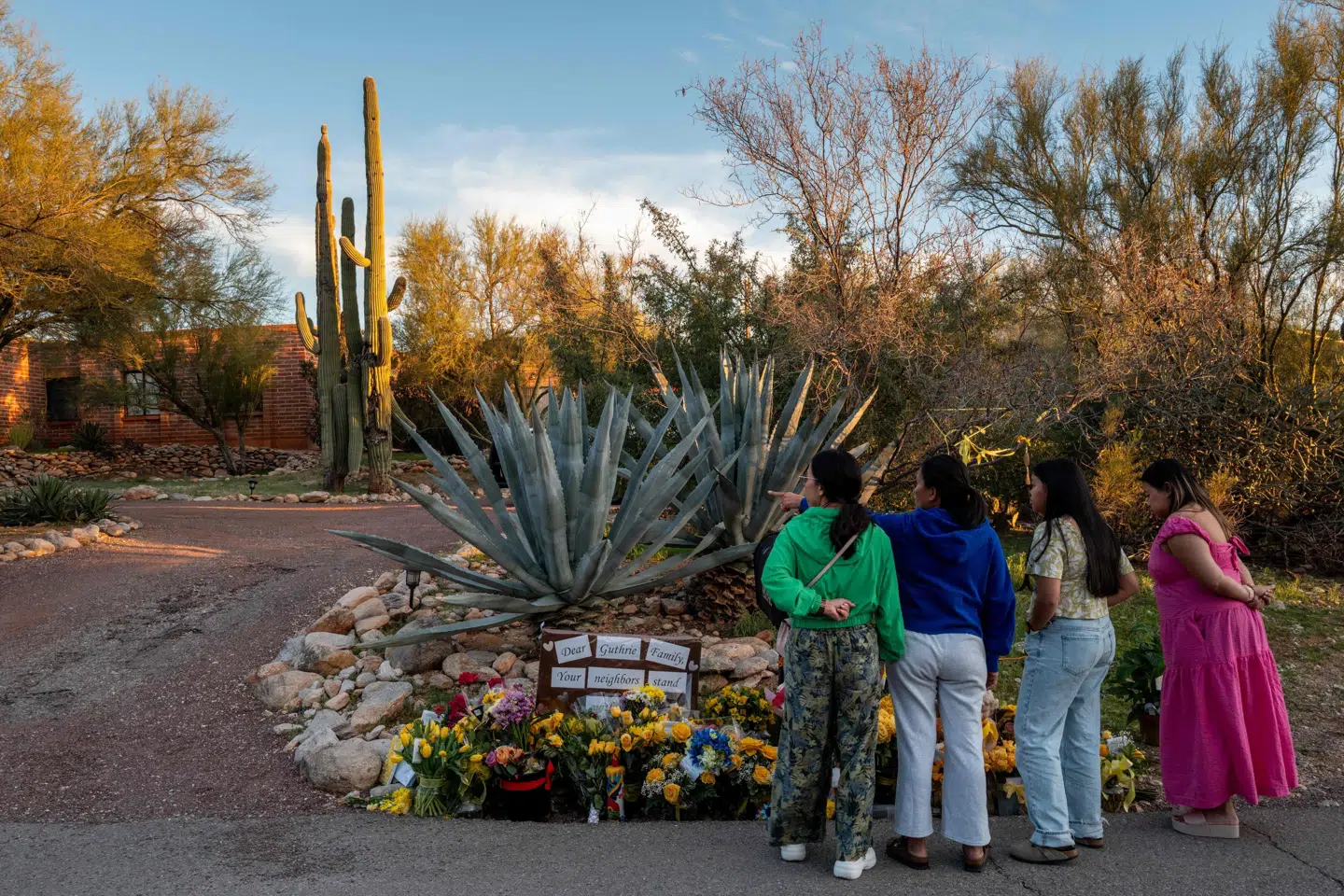 Folk viser deres respekt ved et midlertidigt mindesmærke uden for 84-årige Nancy Guthries bolig nær Tucson i USA's delstat Arizona. Imens fortsætter eftersøgningen efter den forsvundne kvinde.