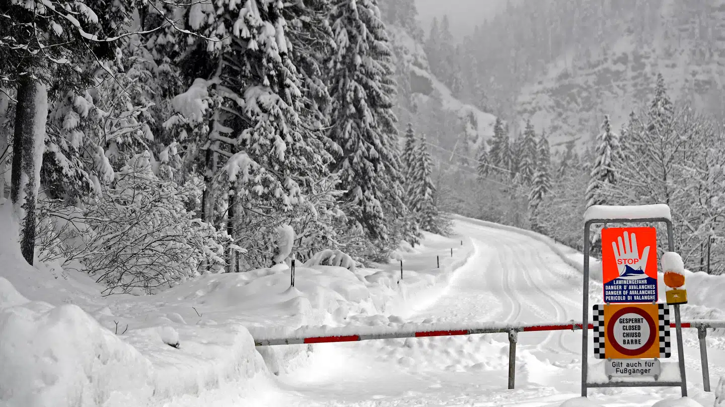 Veje blokeres på grund laviner.