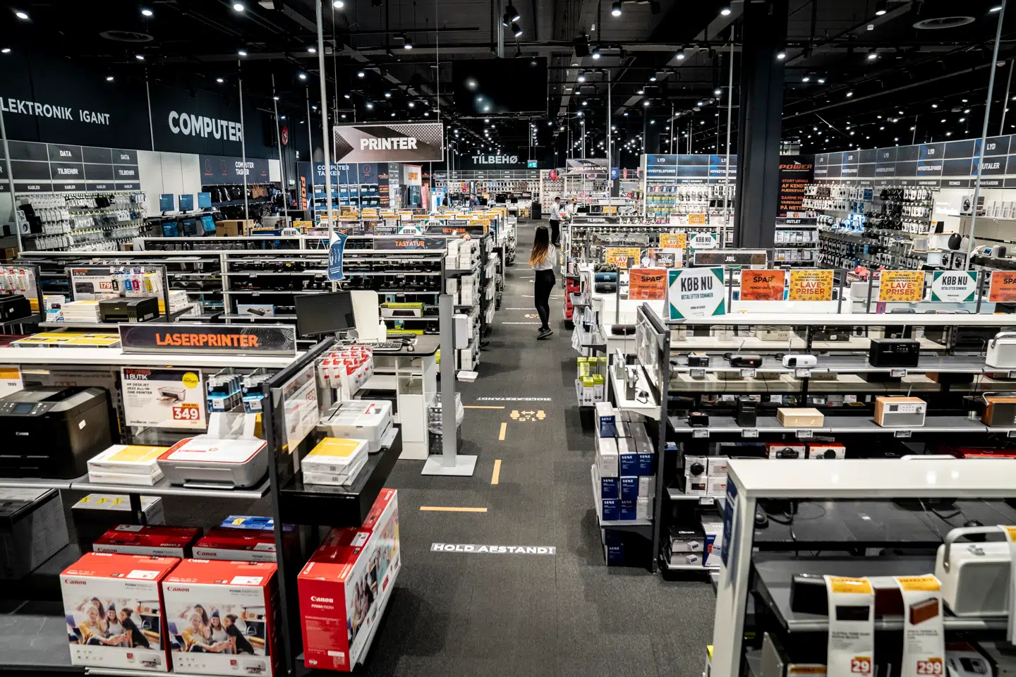 Det bliver dyrere at købe en smartphone eller en bærbar pc i 2026, for elektronikproducenterne kæmper med blandt andre bilproducenterne og teknologigiganterne om at skaffe de nødvendige hukommelseschip, hvilket har skruet priserne markant i vejret.