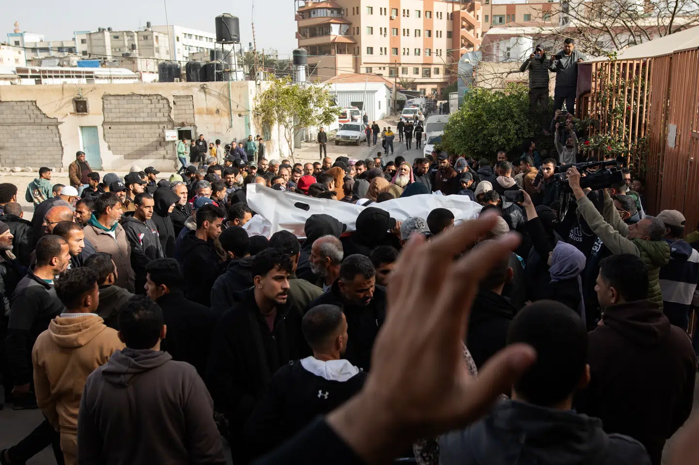 Nasser Hospital i Gaza. Læger uden Grænser indstiller alle ikke-kritiske operationer på grund af væbnede mænd på hospitalet.