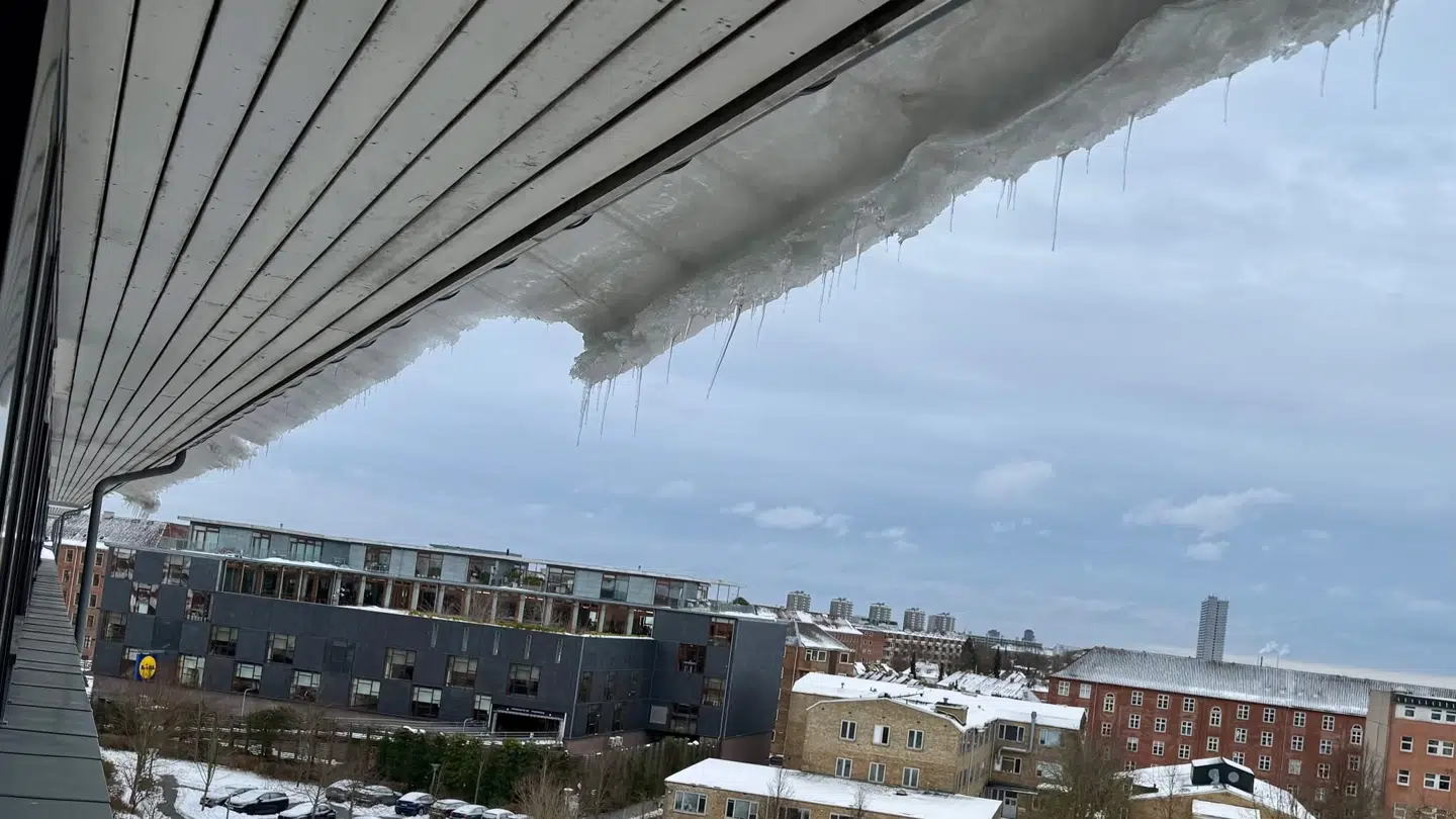 Store mængder farlig is falder ned fra tagene i Juan Almajids ejendom.