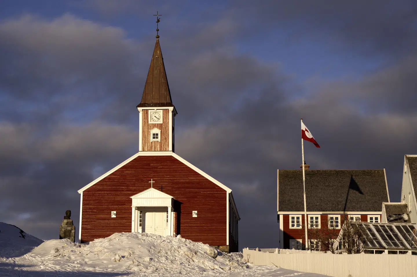 På Grønlands vestkyst har man oplevet varmerekord for en januar måned. Solen var også fremme søndag 15. februar ved Vor Frelser kirke i Nuuk.