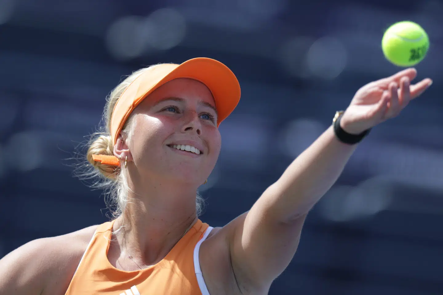 Clara Tauson havde godt gang i sin serv, da hun mandag gik videre til anden runde i Dubai.